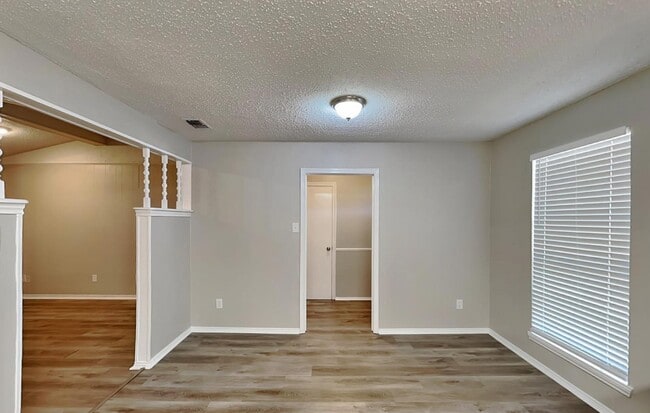 Building Photo - MOVE IN READY