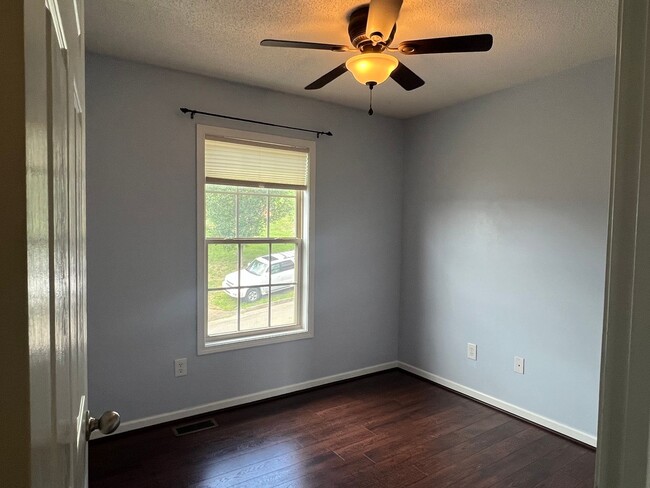 Building Photo - 3 bed/2 bath home with additional office &...