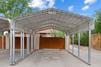 Building Photo - Private and Charming 2 Bed 1 Bath house