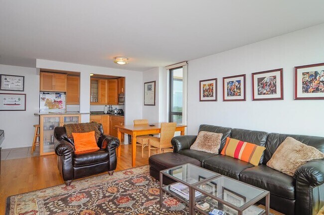 Building Photo - Spacious 1 bed lakeview end unit in Lincol...