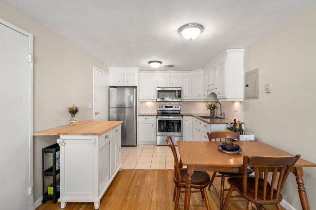 Building Photo - Modern Kitchen - Natural Light - Close to ...