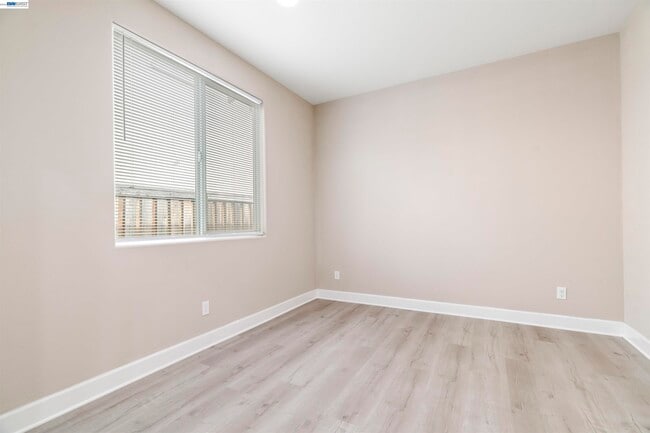 Building Photo - 967 Dainty Ave