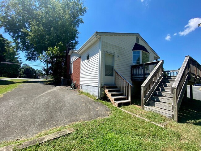 Building Photo - Charming 3Bedroom/2Bathroom Detached Home ...
