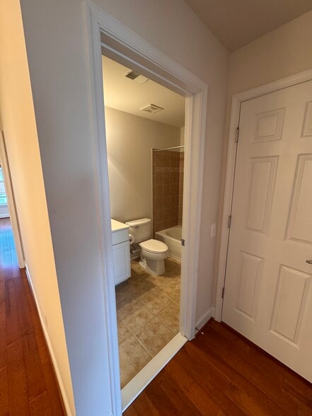 Upper level full bathroom - 14627 Weeburn Way