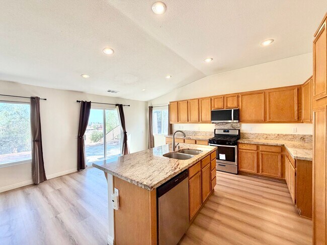 Building Photo - 102 Goldenrod Ave