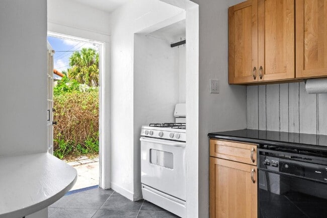 Building Photo - Charming 2-Bed With Backyard Oasis In West Palm Beach!