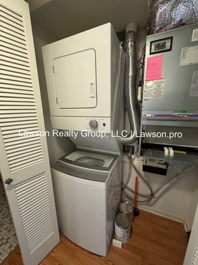 Building Photo - Two Bedroom Condo w/ Updated Kitchen in Hunting Hills