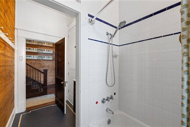 Building Photo - 142 W 9th St