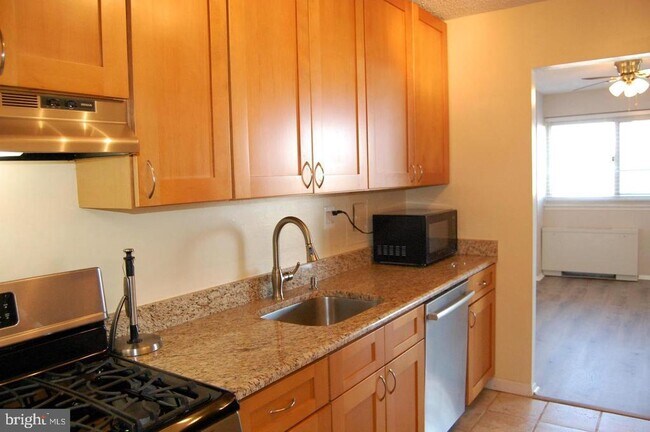 Building Photo - 1225 Martha Custis Dr