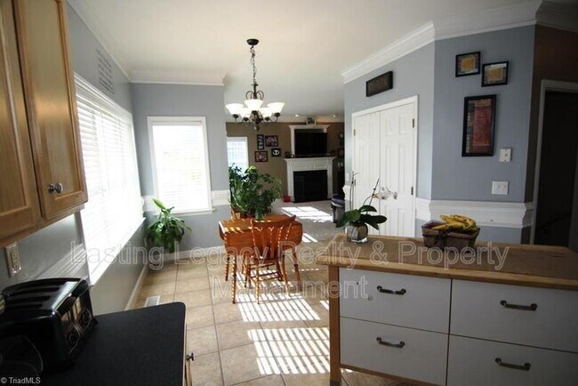 Building Photo - 950 Wellesley Pl Dr