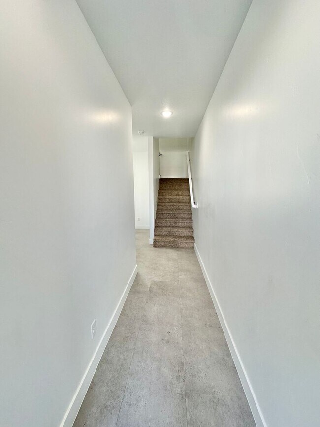 Building Photo - PET FRIENDLY!! HURRICANE TOWNHOME!