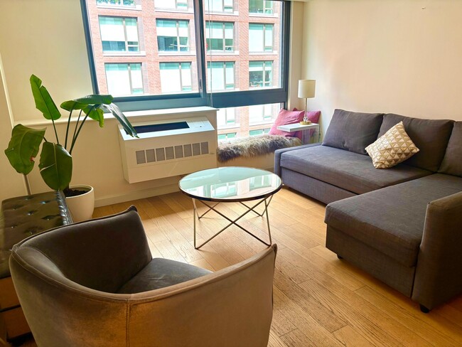 Building Photo - 535 W 52nd St