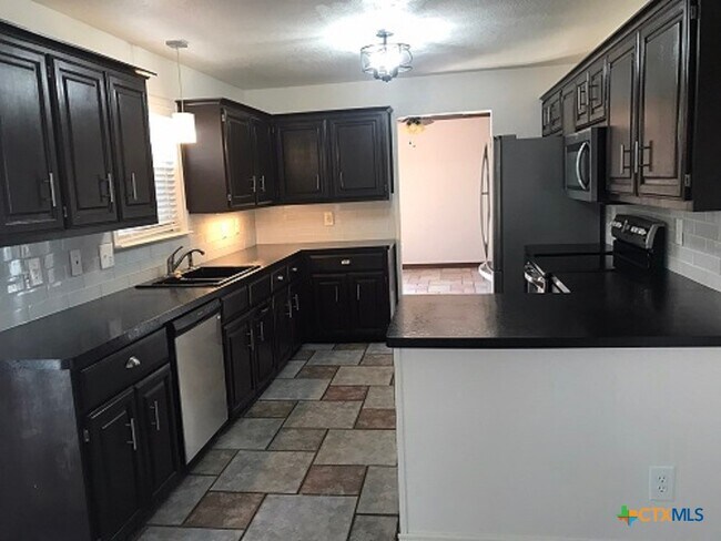 Building Photo - 419 Tomahawk Dr