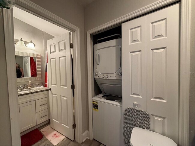 Building Photo - 2341 W Walnut St