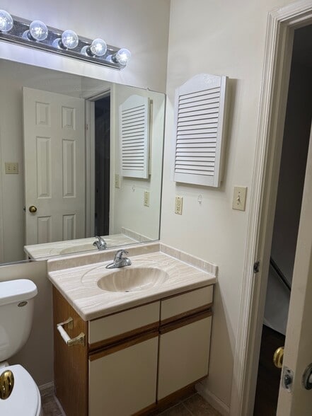 Upstairs full bathroom - 4614 Islander Ct