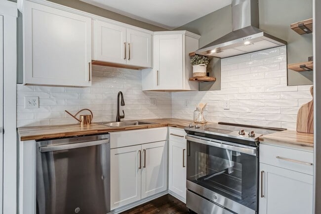 Building Photo - Charming Bungalow with 1 Bedroom Plus Office, Fenced Yard and Pet Friendly in East Nashville