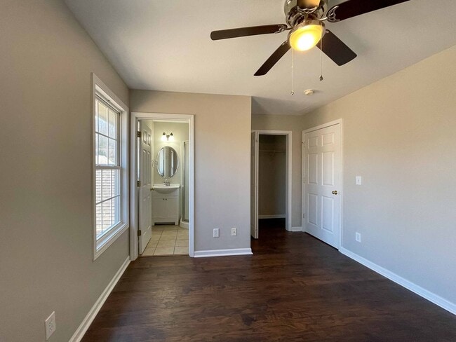 Building Photo - Spacious Two-Bedroom Townhouse in West Ash...