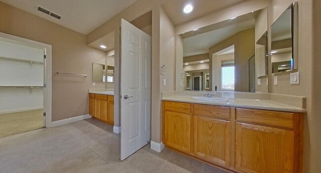 Building Photo - 1692 Woodhaven Cir