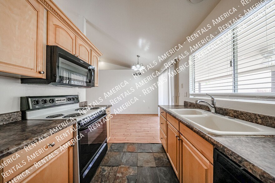Building Photo - 2834 E Isabella Ave