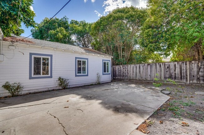 Building Photo - Private ADU with Fenced Yard, Indoor Laundry, and Prime Location