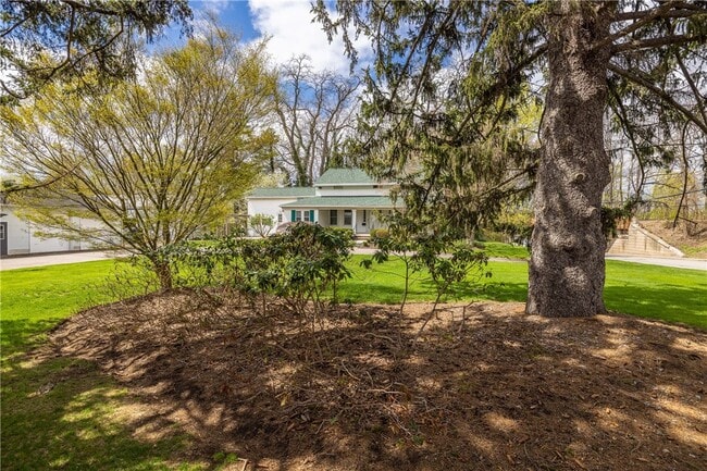 Building Photo - 1253 Fairport Rd