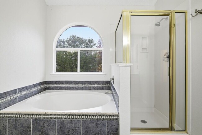 Building Photo - Modern Living Near UTSA/USAA: Quiet Cul-de-Sac with BONUS Space