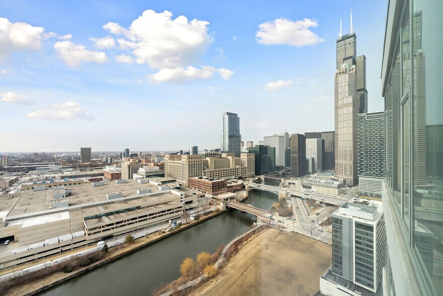 Building Photo - 720 S Wells St