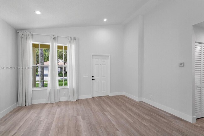 Building Photo - 824 Sand Creek Cir