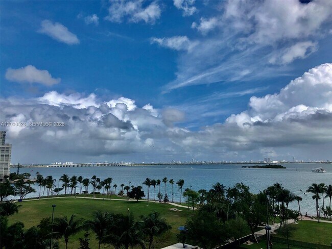 Building Photo - 1800 N Bayshore Dr