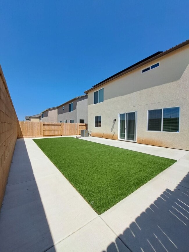 Building Photo - Gorgeous Two-Story Home Near Copper & Willow!