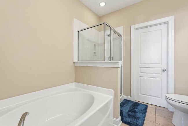 Building Photo - 313 Lakeview Dr