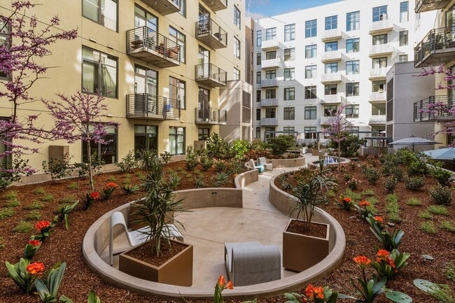 Building Photo - Modern Chic 2 bedroom at M2i