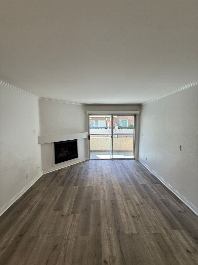 Building Photo - Modern 1BD/1BA Condo at The Met Warner Center! Ready for Move-In!