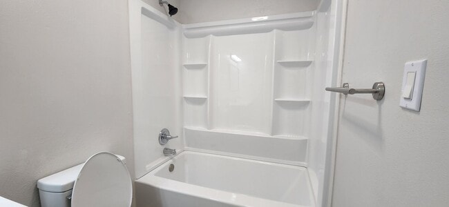 Building Photo - Completely Remodeled 3 Bed / 2 Bath Home 1,704 SF