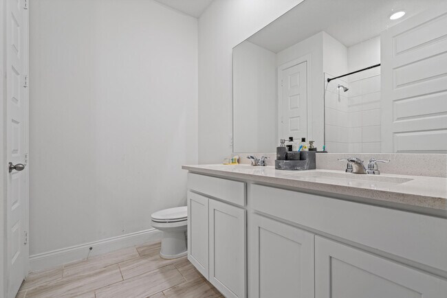 Building Photo - 8906 Dahlia Cir