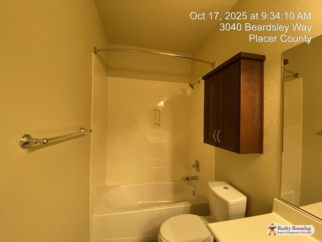 Building Photo - Pristinely Maintained Roseville Home with ...