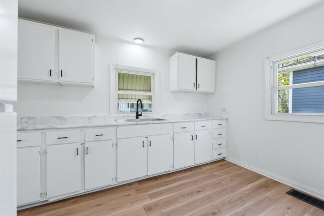 Building Photo - New 3 bedroom listing!