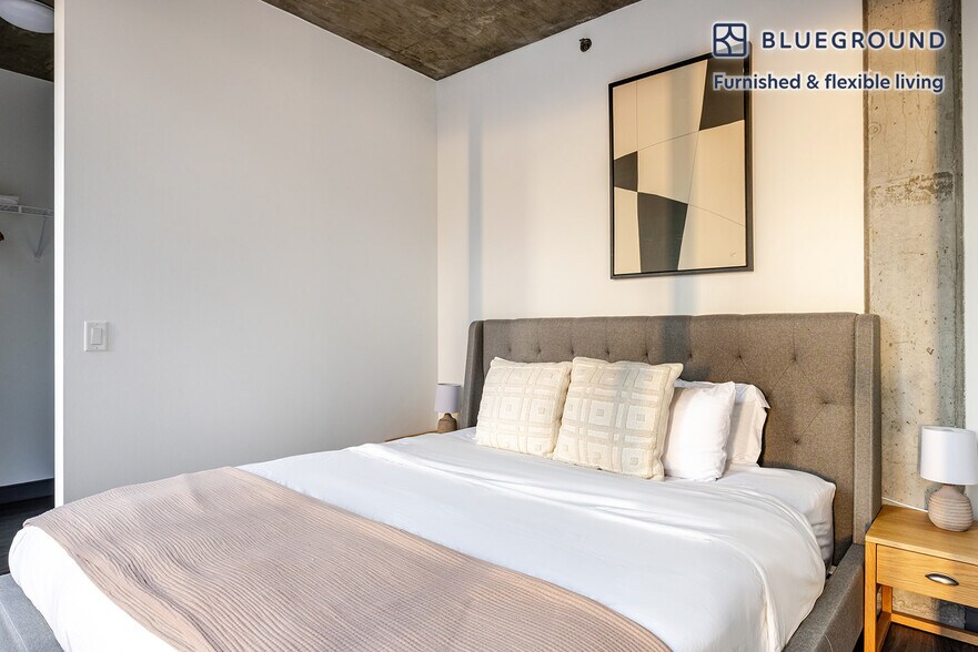 Building Photo - 215 W Lake St