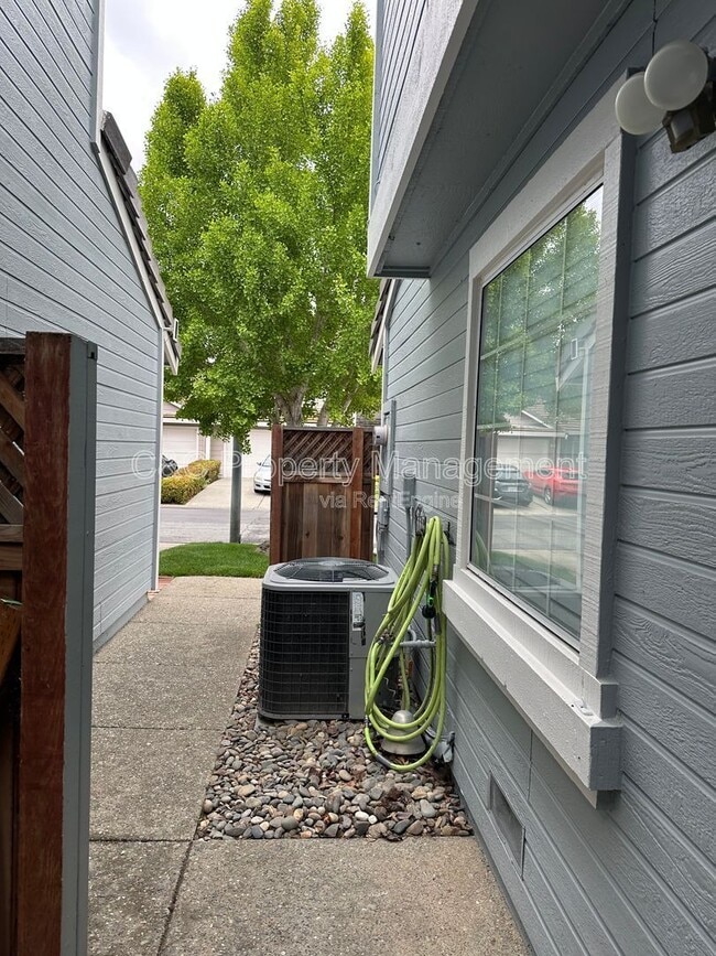 Building Photo - 180 Pelican Loop