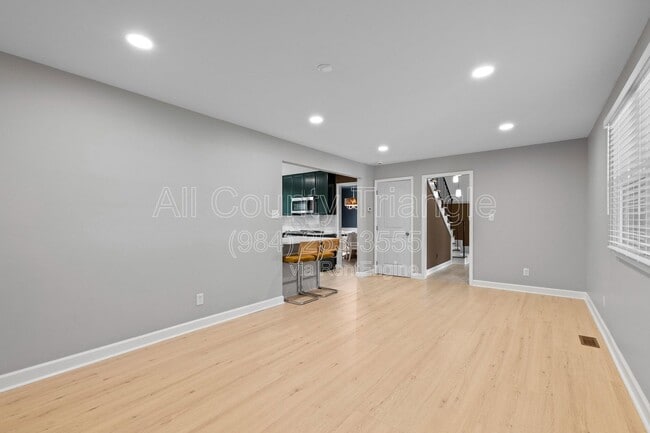 Building Photo - 5105 Pine Dr