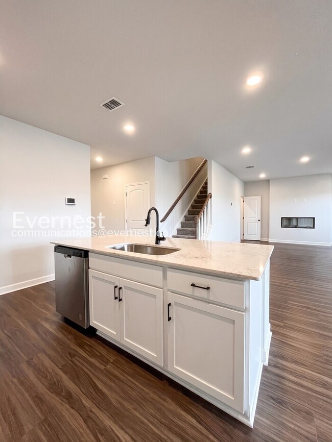 Building Photo - 4 Bed/3 Bath Home with Fenced Yard / Pet-Friendly / Available Now!