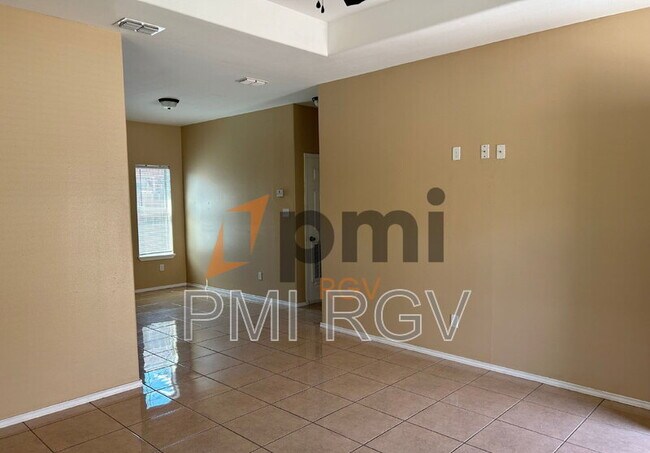 Building Photo - 2708 Primrose Ave