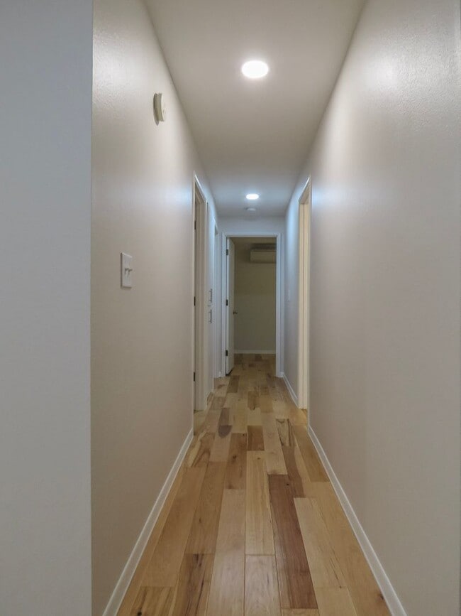 Building Photo - Gorgeous Ranch Style 3 Bedroom Home In Lak...