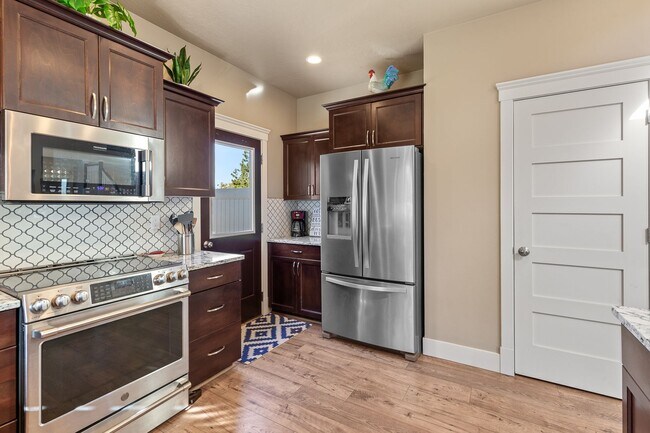 Building Photo - Beautiful, Executive  Home on Cul de Sac i...