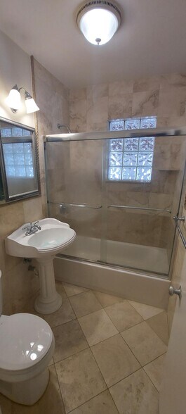 Bath Room w/Tub & Shower - 228 Beverly Dr