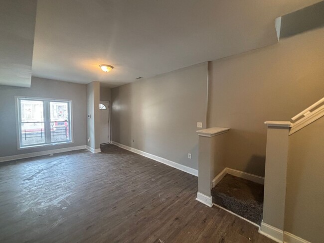 Building Photo - 3 Bedroom 2 Bathroom Townhome Available in...