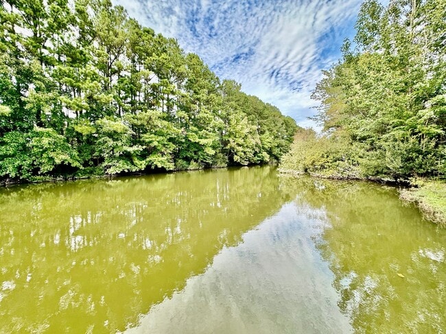 Building Photo - Available 11-14-25! Lakefront Townhome w/2...