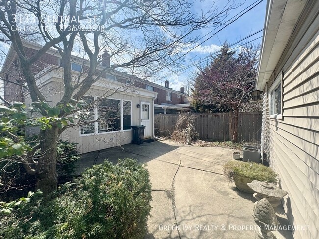 Building Photo - 3133 Central St