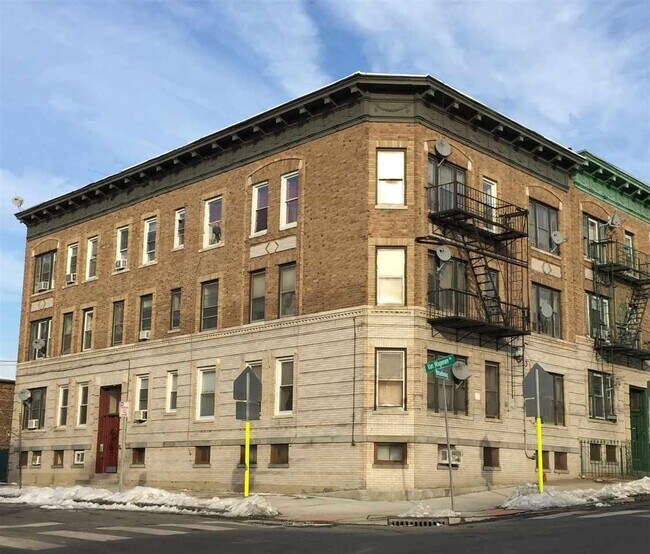 Building Photo - 30 Broadway