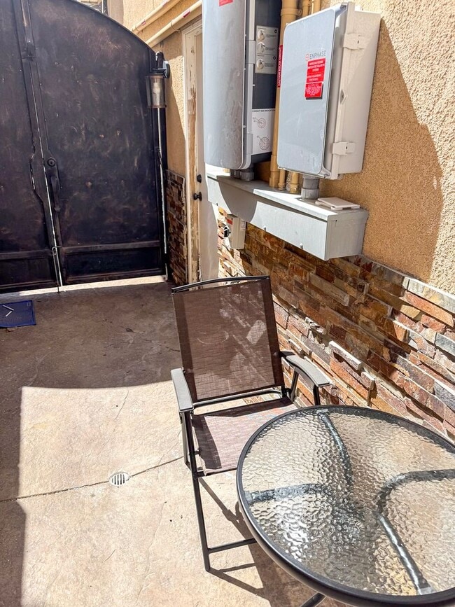 Building Photo - All utilities included -  One Bedroom Juni...